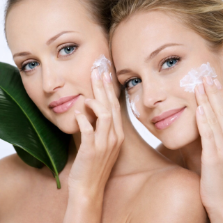 Application de creme sur le visage